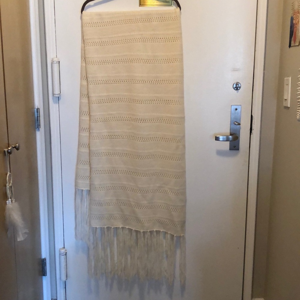 NWOT 360 Cashmere oversized cream scarf